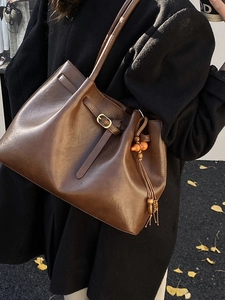 Sac fourre-tout rétro en cuir marron avec boucle dorée et pompon en perles de bois