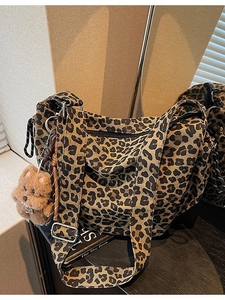 Sac cabas en toile léopard rétro avec bandoulière réglable et pendentif ours peluche