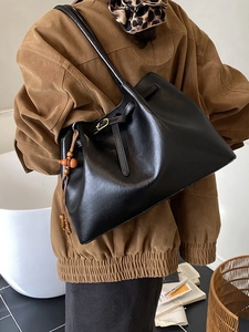 Grand sac cabas vintage noir en cuir avec perles en bois et bandoulière élégante