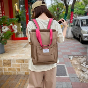 Vue extérieure d'un sac à dos pour ordinateur marron et rose avec bretelles réglables