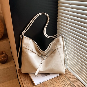 Detailansicht der cremeweißen Hobo-Tasche mit Lederstruktur und silbernen Metallhaken