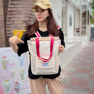Sac fourre-tout chic en toile crème avec bretelles rouges et poche avant à rabat