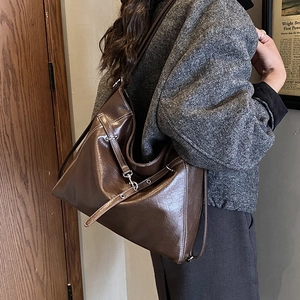Große dunkelbraune Shopper-Tasche aus glänzendem Kunstleder mit Retro-Metallschnallen
