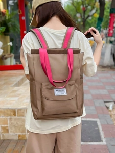 Sac à dos en nylon marron pour étudiante avec sangles roses et poche frontale à rabat