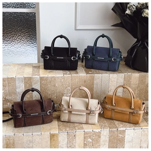 Collection de sacs à main en cuir mat en cinq couleurs avec détails de boucles vintage