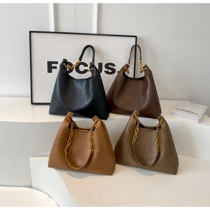 Sacs hobo spacieux en quatre coloris avec bandoulière chaîne dorée et cuir texturé élégant