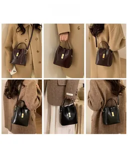 Détails de sacs seau vintage noirs et marrons portés avec d'élégants manteaux en laine