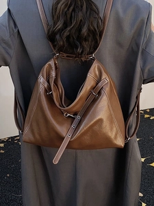Vintage brauner Lederrucksack mit Kordelzug und verstellbaren Trägern am Modell gezeigt