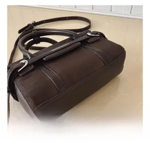 Détails du sac à bandoulière hiver 2026 avec mélange de textures et coutures précises