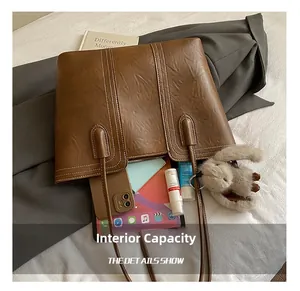 Braune Shopper-Tasche aus Kunstleder mit viel Platz für Tablet, Handy und Plüsch-Anhänger