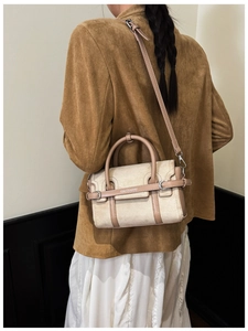 Vue détaillée du sac bandoulière en daim beige et marron porté par un mannequin