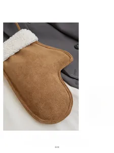 Détail de moufles en daim marron café avec bordure en polaire blanche douce