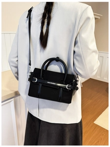 Mannequin portant un grand sac à main noir minimaliste avec bandoulière réglable