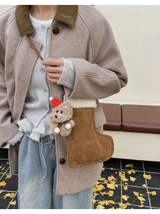 Braune Weihnachtssocken-Tasche aus Wildleder mit weißem Plüsch und kleinem Teddybär