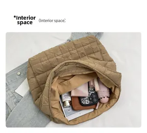 Espace intérieur du sac cabas matelassé marron montrant sa grande capacité pour les essentiels