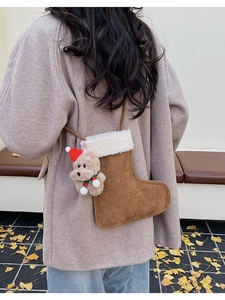 Detail der Weihnachtsstrumpf Umhängetasche aus braunem Wildleder mit Plüschbesatz