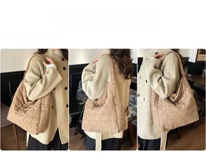 Détail du grand sac cabas matelassé marron avec une texture carrée douce et rembourrée