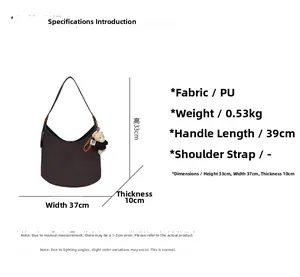 Vue détaillée du sac croissant en cuir PU marron avec breloque ours et ses dimensions