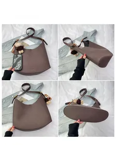 Quatre angles d'un sac hobo en cuir grainé marron foncé avec un petit pendentif ours