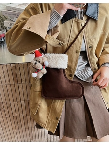 Detail der Weihnachtsstrumpf-Tasche aus Wildleder mit Lammwollbesatz und Teddybär-Anhänger