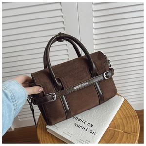 Détail du sac cabas rétro marron avec texture en daim et bandoulière en cuir réglable
