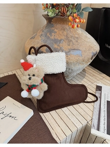 Details eines braunen Wildleder-Weihnachtssocken mit Plüschbär und weißem Fleecefutter