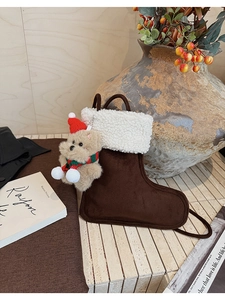 Weihnachtssocke aus Wildleder mit Lammfell-Bündchen und Teddybär auf dem Boden