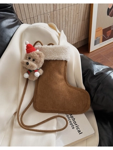 Detailansicht der Wildleder-Weihnachtssockentasche mit Hundeanhänger und Lammfellbesatz