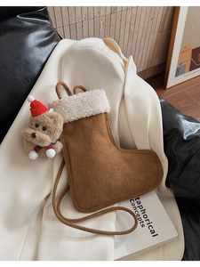Detailansicht der braunen Wildleder-Weihnachtssocken-Umhängetasche mit Bärenanhänger