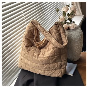 Détail du sac cabas matelassé kaki avec texture bouffante et bandoulière en nylon souple