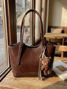 Vintage Large Capacity PU Leather Tote Bag For Women Casual Commuter Shoulder Bag With Bear Charm Stitched Retro Handbag
