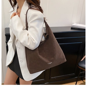 Große dunkelbraune Wildleder-Einkaufstasche mit weißem YINGJIE & BAGS LEATHER Logo-Aufdruck