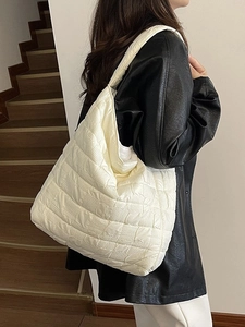 Grand sac cabas matelassé blanc avec texture bulles gonflées pour un usage quotidien