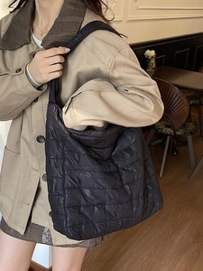 Grand sac fourre-tout matelassé noir pour femme avec motif à carreaux et style décontracté