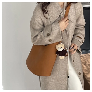 Sac à bandoulière en cuir marron avec pendentif ours mignon et design élégant en demi-lune