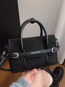 Grand sac à bandoulière noir minimaliste avec sangle en cuir et boucles argentées élégantes