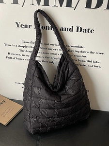 Sac fourre-tout matelassé noir chic avec intérieur spacieux et texture rembourrée
