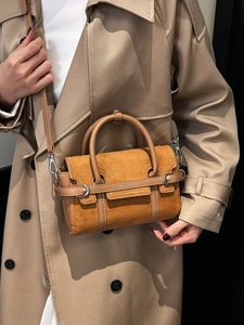 Sac à bandoulière chic jaune moutarde en daim et cuir lisse porté par un mannequin