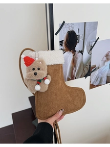 Detail der weihnachtlichen Mini-Tasche aus braunem Wildleder mit Plüschbär und Webpelzbesatz
