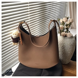 Sac seau vintage marron en simili cuir avec un charmant pendentif ours en peluche