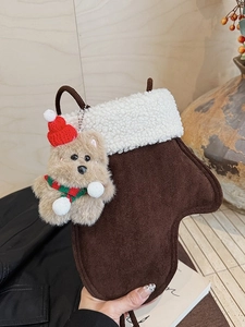 Braune Wildleder-Umhängetasche mit weißem Plüschrand und festlichem Teddy-Anhänger