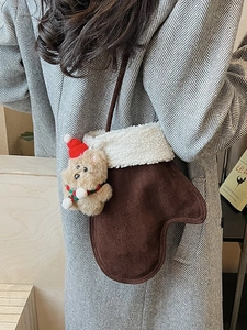 Winterliche Umhängetasche aus braunem Wildleder mit weißem Lammfell und Teddybären-Anhänger