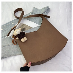 Sac hobo en similicuir marron avec un pendentif ours mignon et une bandoulière réglable