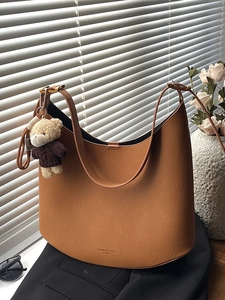 Sac Seau Hobo en Cuir PU de Grande Capacité pour Femmes Sac à Épaule Vintage Grainé Avec Pendentif Ours Mignon