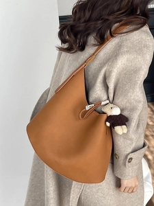 Sac fourre-tout en cuir caramel classique avec breloque ours pour un usage quotidien