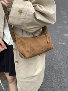 Sac bandoulière en daim marron avec bandoulière en cuir en style streetwear