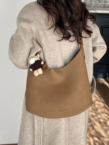 Sac hobo classique en cuir marron avec breloque ours pour femmes élégantes