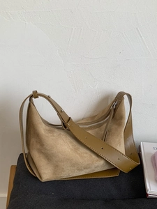 Sac à main chic en daim kaki avec bandoulière réglable et fermeture éclair minimaliste