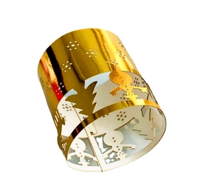 Makroaufnahme von goldenen, hohlen Schneemann- und Weihnachtsbaummustern auf Kerzenhülle