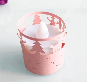 Rosafarbener Weihnachts-Papierkerzenhalter mit lasergeschnittenem Schneemann und Rentier